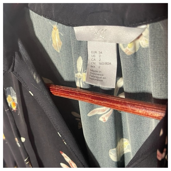 🔥4 for $75🔥 H&M Insect Print Dress Special Edition Black Size Small - Picture 5 of 9